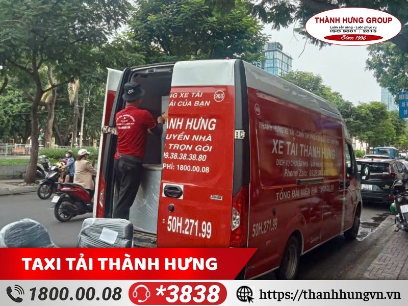 Nhân viên Thành Hưng bốc xếp bàn ghế văn phòng lên xe tải