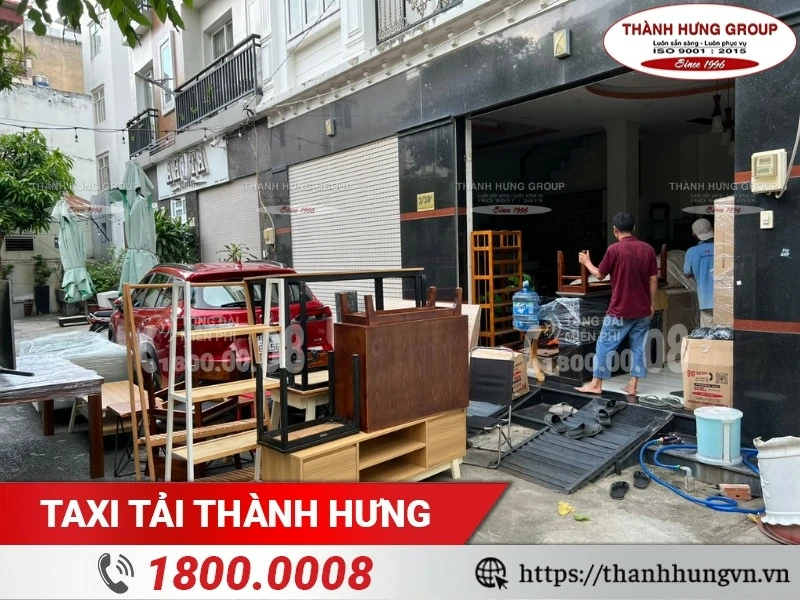 Khối lượng đồ đạc lớn cần đóng gói để chuyển nhà.