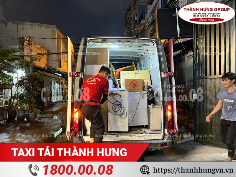Dịch vụ taxi tải Hà Nội chuyển đồ đạc/hàng hóa cho khách hàng.