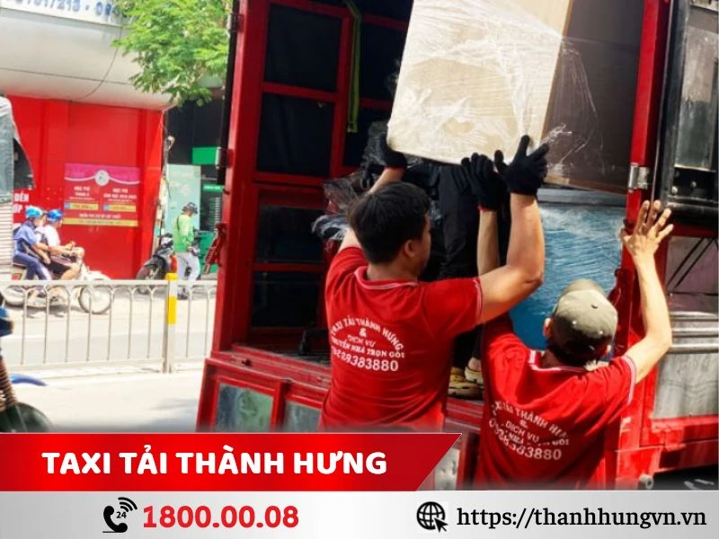 Nhân viên Thành Hưng phục vụ khách hàng tận tâm