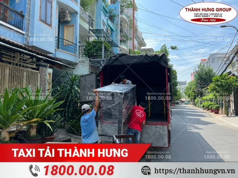 Tủ thờ được cố định chắc chắn trong thùng xe tải trước khi vận chuyển.