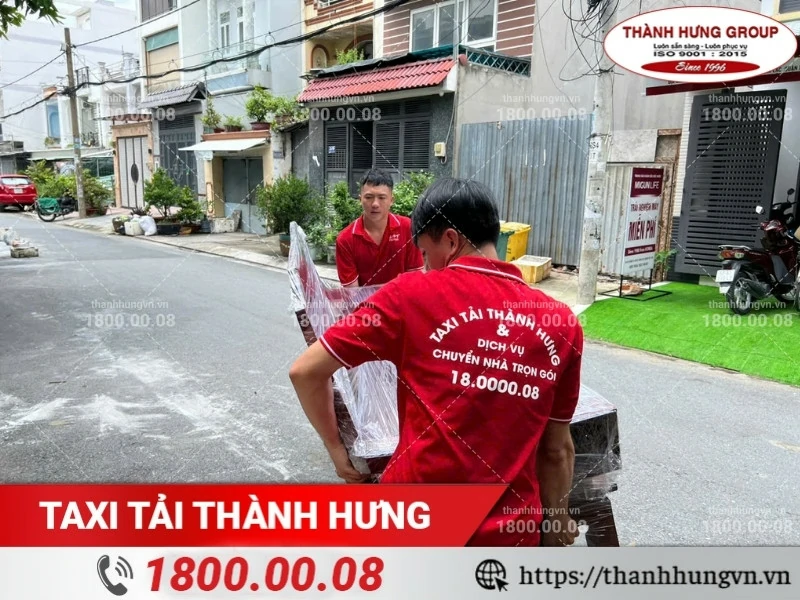Nhân viên Thành Hưng làm việc tận tâm, trách nhiệm.