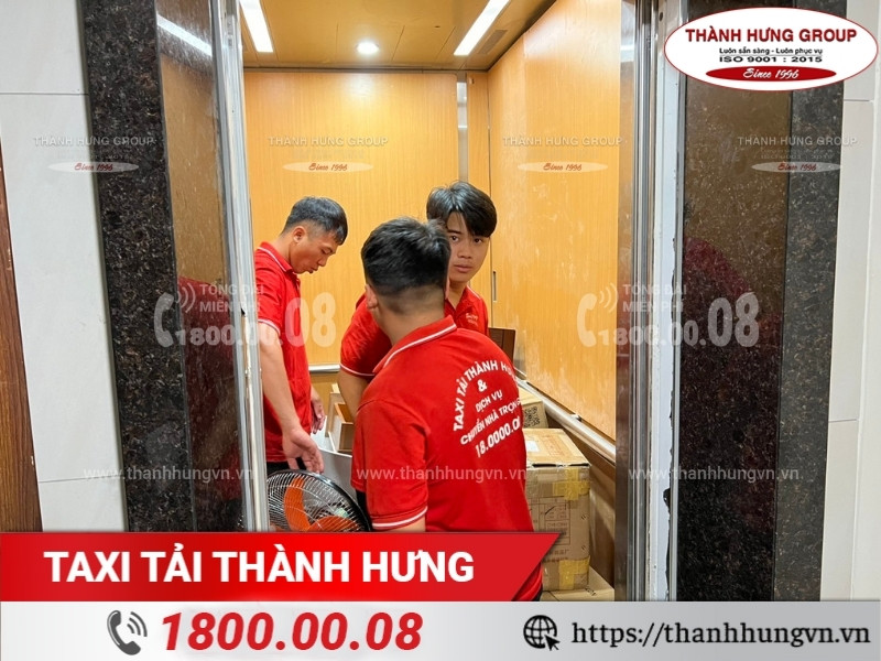 Diện tích thang máy hạn chế là một trong những khó khăn khi chuyển nhà chung cư.