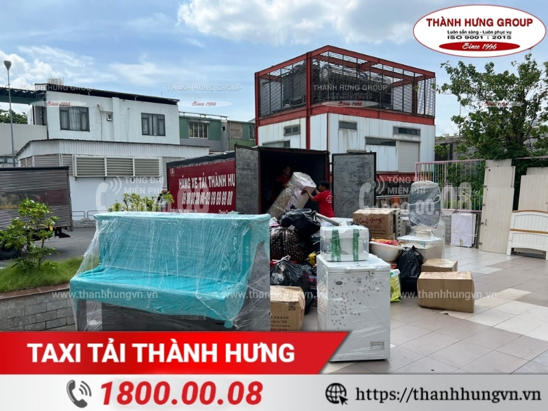 Đồ đạc chuyển nhà chung cư được tập kết trước sảnh.