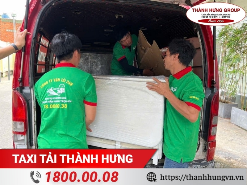 Đồ đạc được nhân viên Chuyển Nhà 24H đóng gói cẩn thận và cố định chắc chắn trên xe.