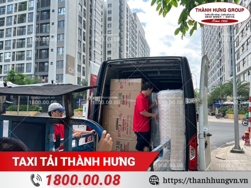 Đồ đạc được đóng gói bằng thùng carton và bọc màng PE cẩn thận.