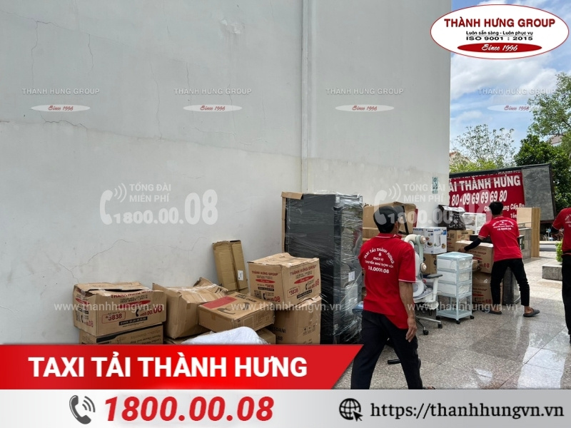 Đồ đạc được đóng gói cẩn thận khi vận chuyển qua thang máy chung cư.