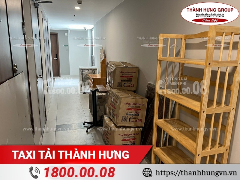 Đồ đạc được đóng gói cẩn thận và tập kết tại hành lang.