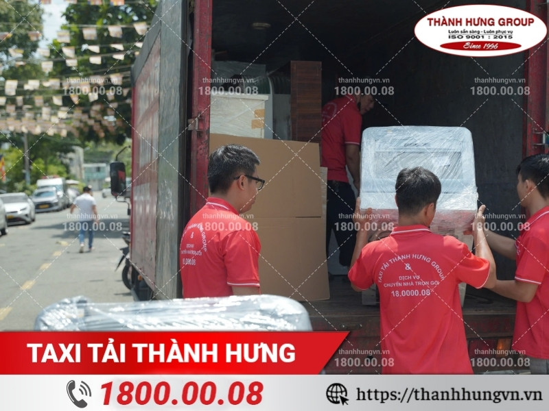 Đồ đạc được sắp xếp khoa học, cố định chắc chắn trên xe trước khi di chuyển.
