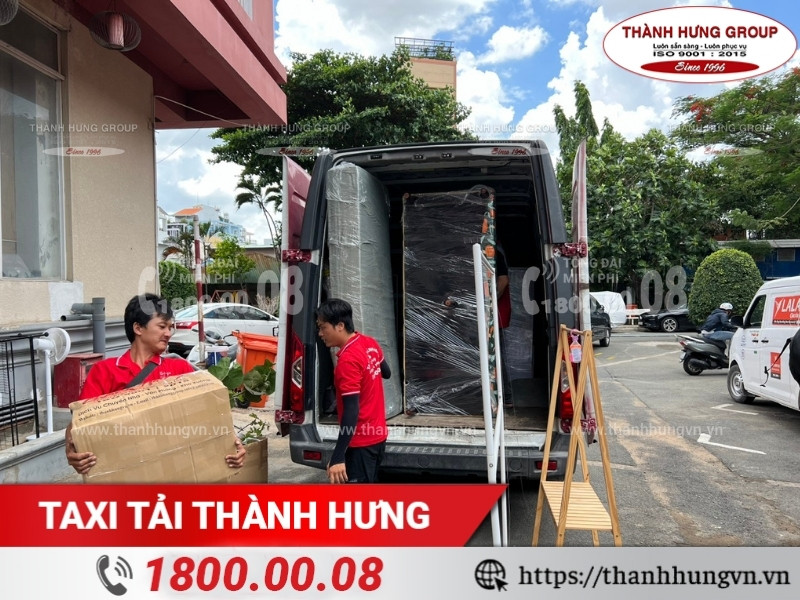 Đồ đạc được sắp xếp khoa học trong thùng xe.