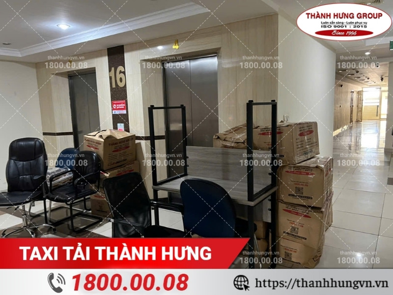 Đồ đạc được tập kết gọn gàng trước khi bốc xếp.