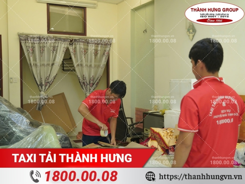 Đồ đạc được tháo rời và đóng gói gọn gàng để dễ dàng di chuyển.