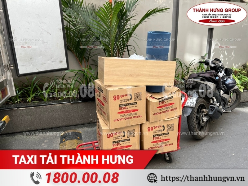 Đồ đạc được trung chuyển bằng xe đẩy.