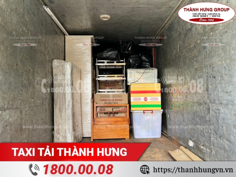Đồ đạc được sắp xếp gọn gàng, khoa học trong thùng xe.