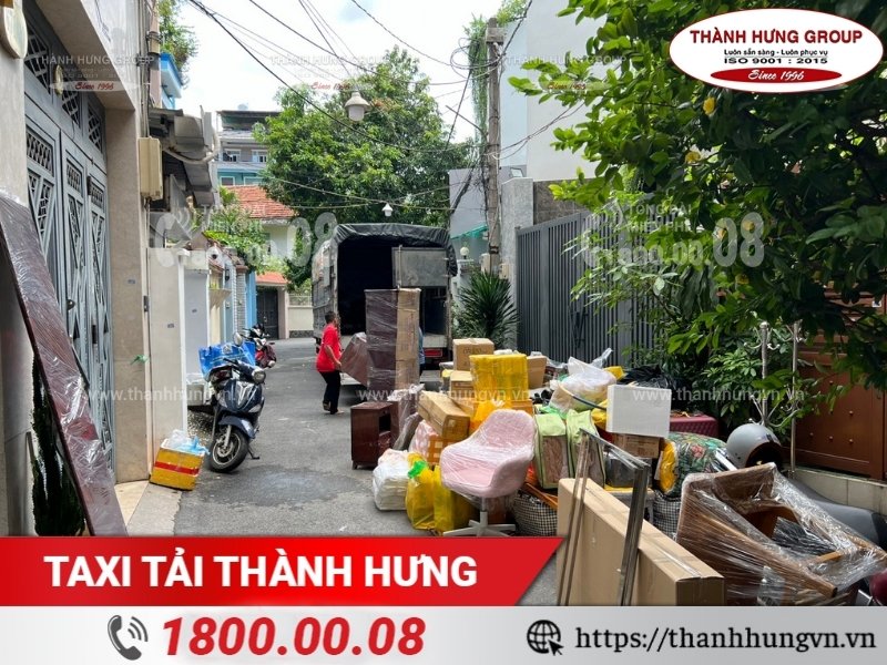 Đồ đạc tập kết gọn gàng chờ bàn giao.