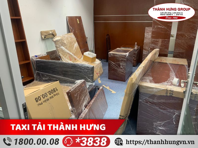 Đồ đạc, bàn ghế, nội thất văn phòng đều được Thành Hưng đóng gói, bao bọc cẩn thận trước khi vận chuyển