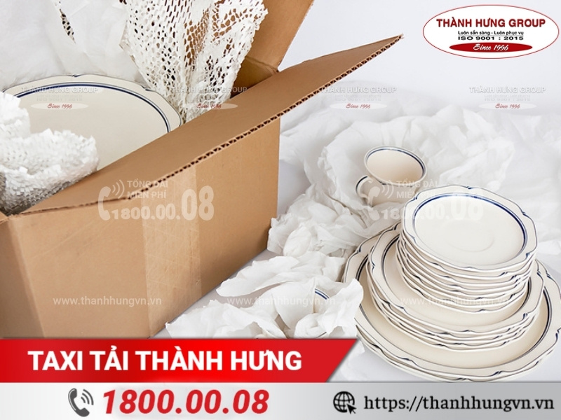 Đồ gốm được nhân viên Thành Hưng đóng gói và bọc lót an toàn.