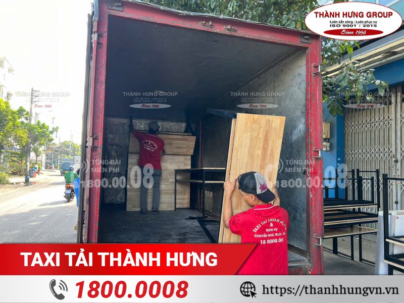 Dỡ hàng hoá xuống xe chở hàng