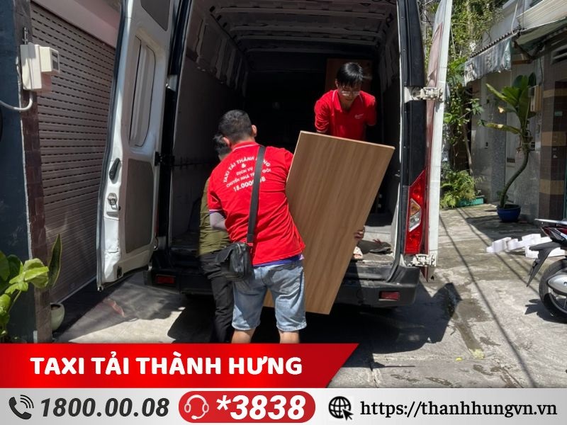 Đội bốc xếp tại Taxi tải Thành Hưng luôn được đào tạo chuyên nghiệp, bài bản