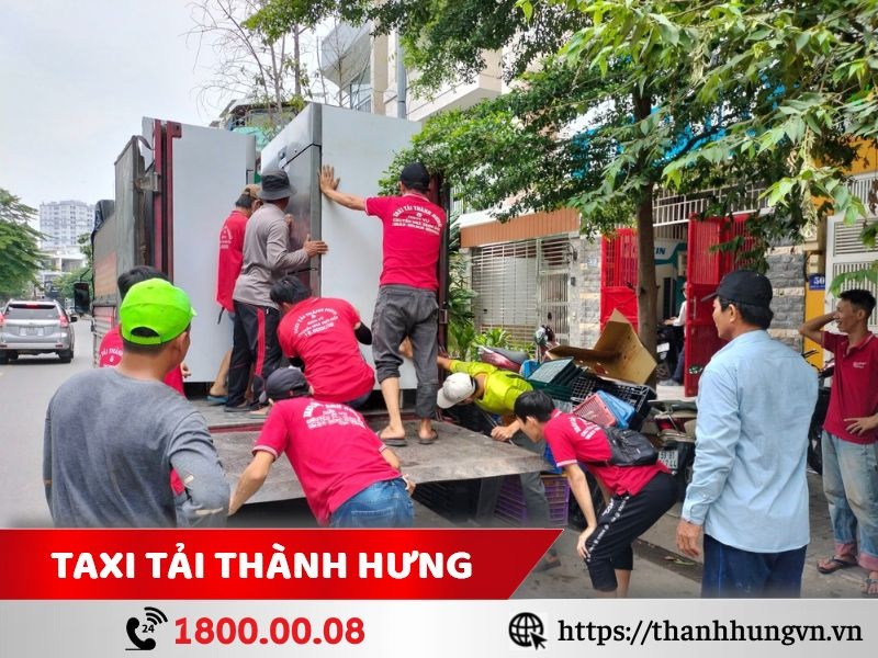 Đội ngũ nhân viên Thành Hưng làm việc chăm chỉ, tận tâm