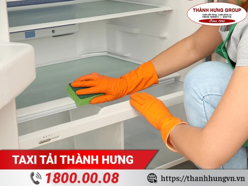 Dọn sạch đồ ăn là việc cần làm trước khi vận chuyển tủ lạnh.
