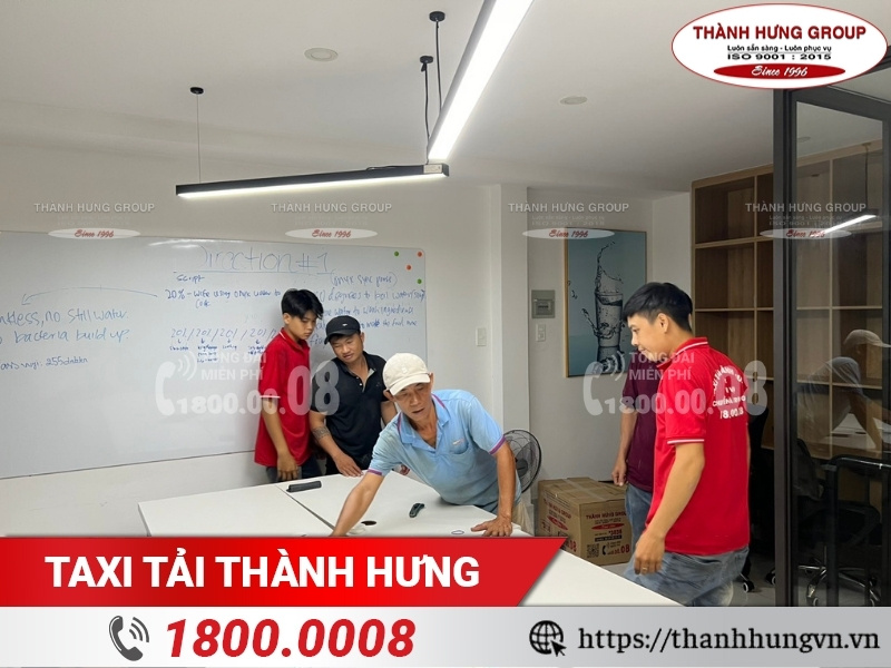 Đóng gói thiết bị làm việc, hỗ trợ khách hàng chuyển văn phòng.