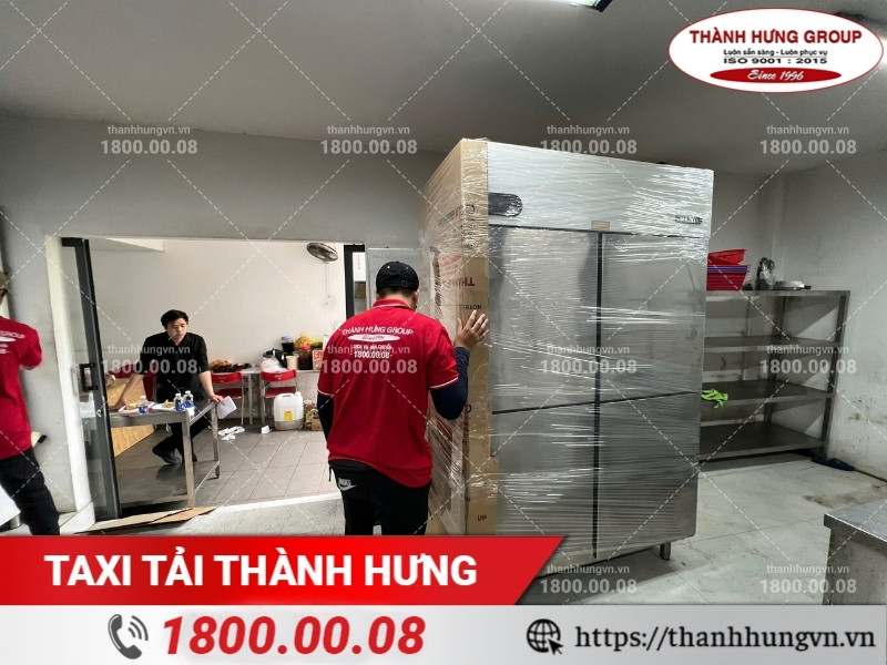 Nhân viên Thành Hưng đóng gói tủ đông