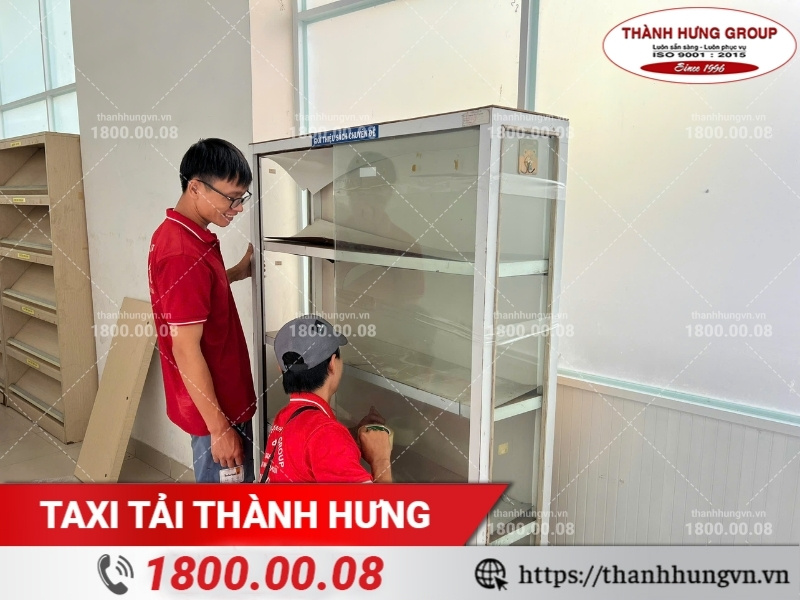 Nhân viên Thành Hưng đang đóng gói, bao bọc tủ kính