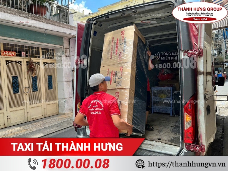 Đóng gói và bốc xếp tủ lạnh khi chuyển nhà.