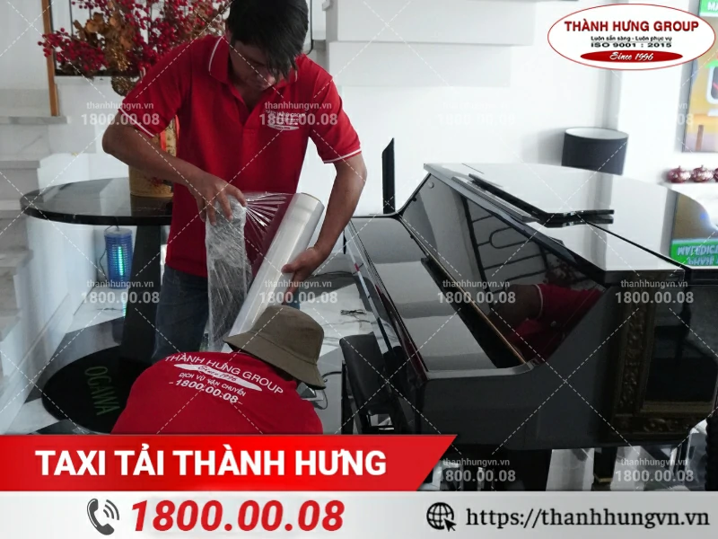 Nhân viên Thành Hưng đang đóng gói đàn piano