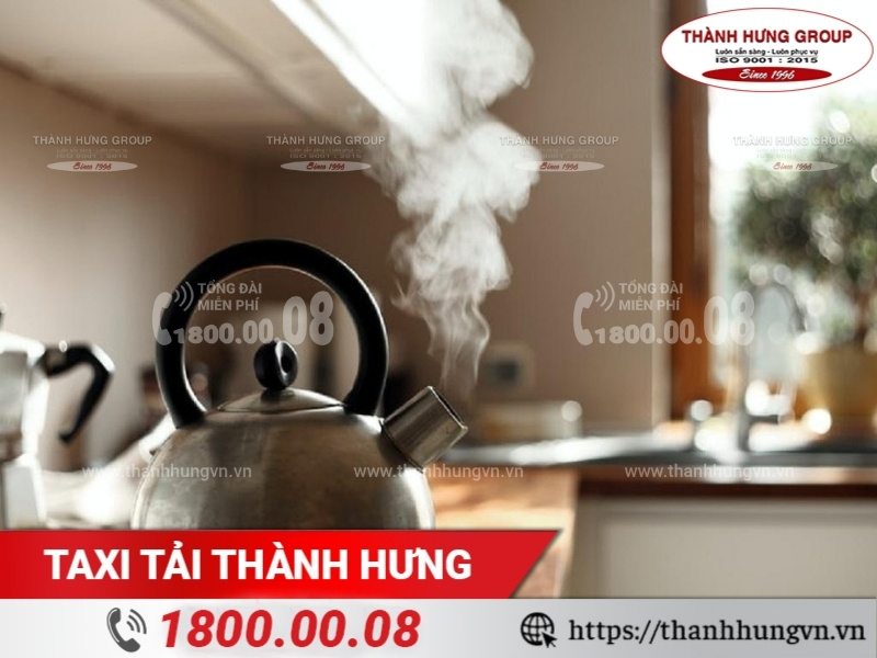 Đun một ấm nước sôi khi đến nhà mới.