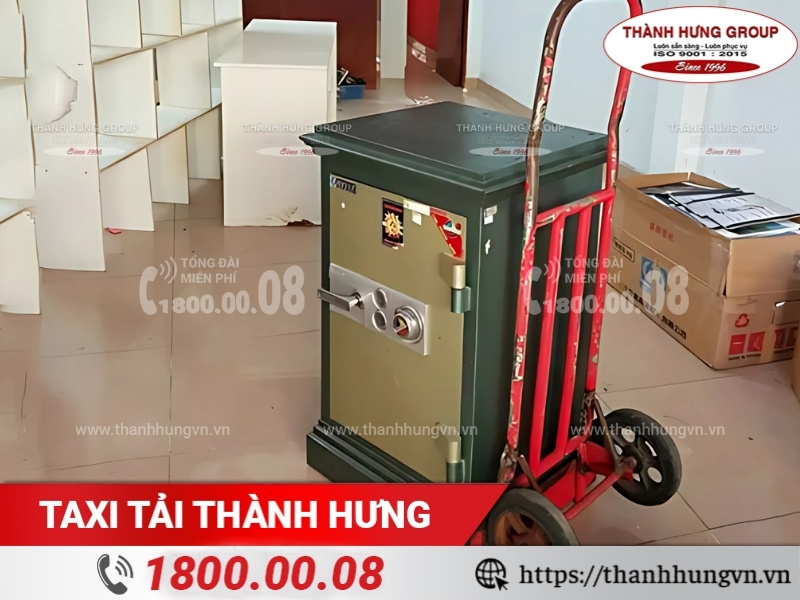 Xe đẩy hỗ trợ di chuyển két sắt trên mặt phẳng.