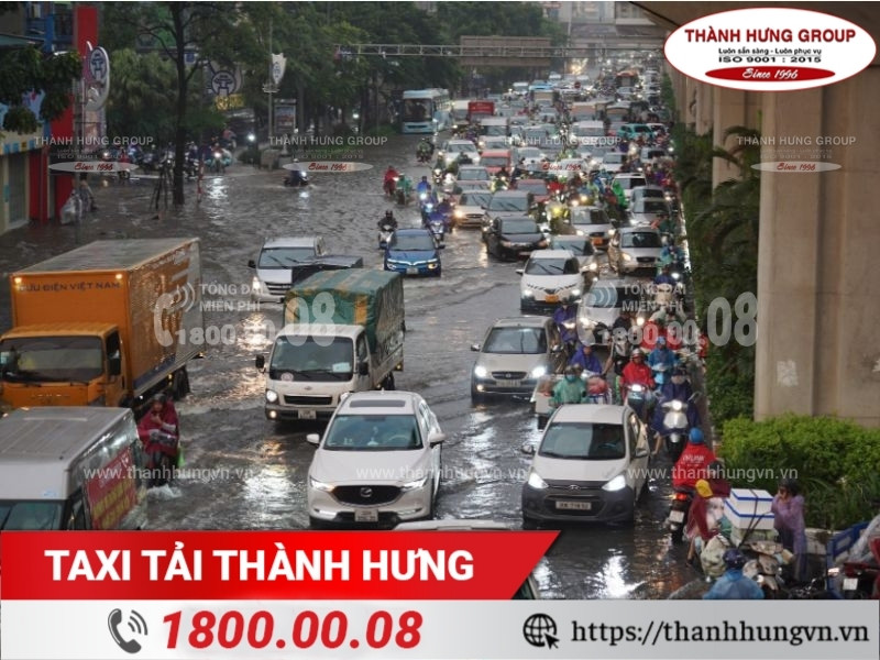 Giao thông ùn tắc và ngập nước