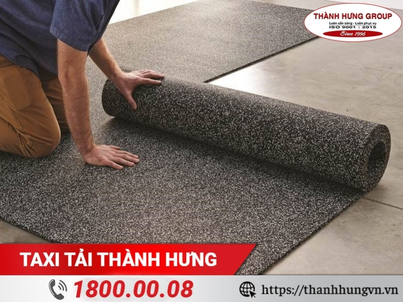 Gỡ thảm cuộn cần cẩn trọng để không sót lại vết keo trên mặt sàn.