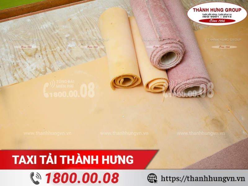 Gỡ thảm trải sàn và cuộn gọn gàng.