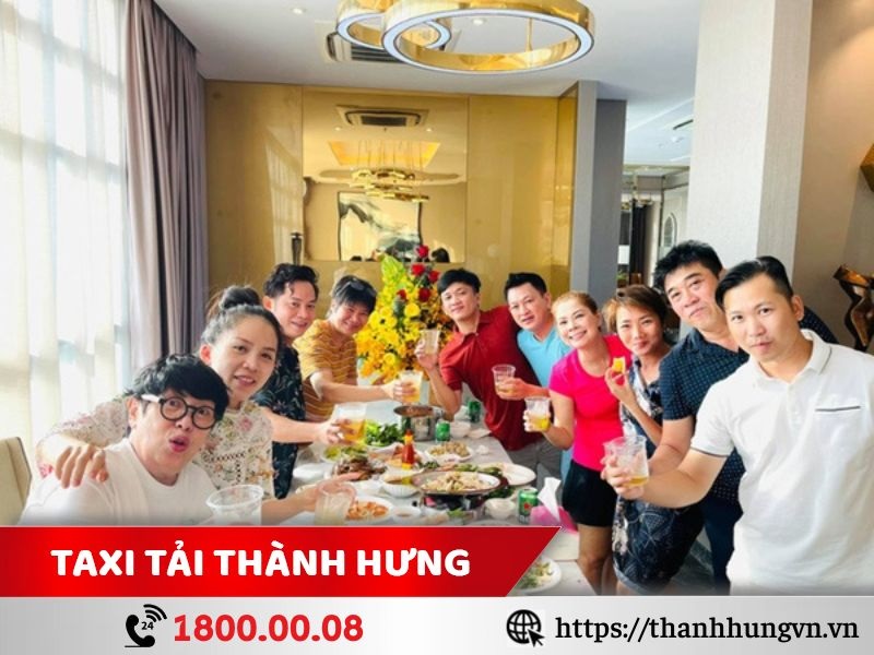 Mời bạn bè đến chơi để tạo không khí vui tươi trong ngôi nhà mới