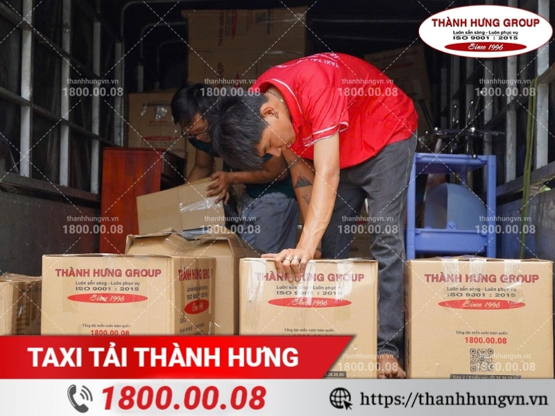 Hàng hóa được đóng gói trong thùng carton chắc chắn, tập kết gọn gàng trước khi xếp lên xe.