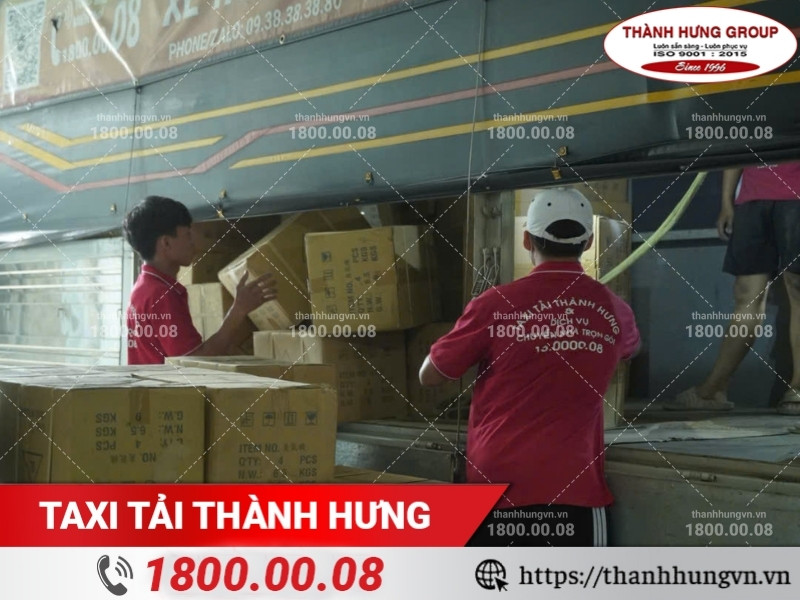 Hàng hóa được sắp xếp gọn gàng trong xe tải.