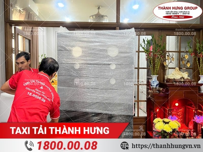 Hàng hóa giá trị cao được bọc nhiều lớp chống sốc.