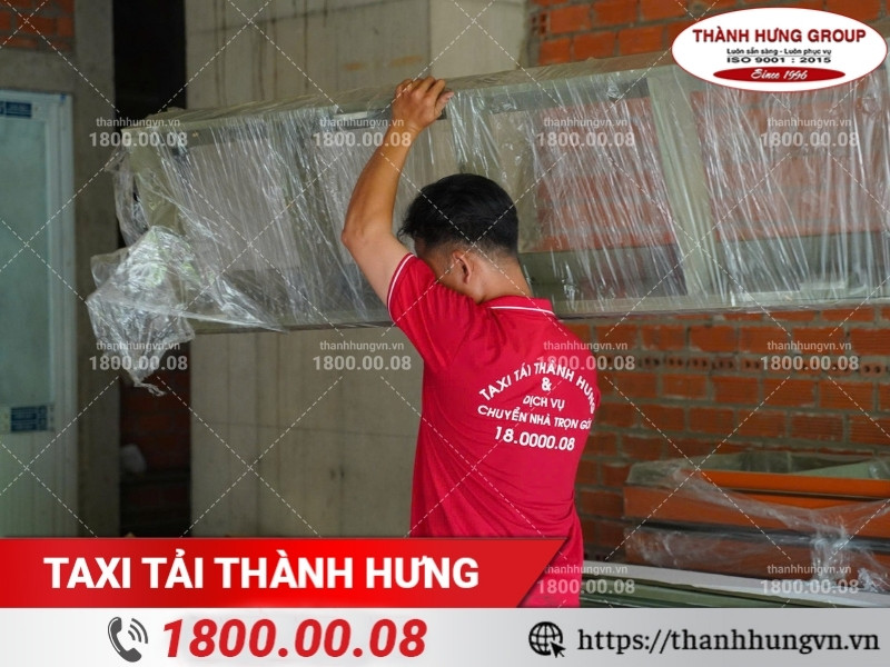 Hàng hóa trong kho được Thành Hưng đóng gói chắc chắn trước khi di dời.