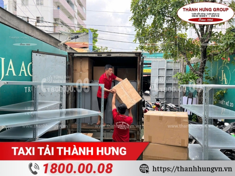 Hệ thống kệ trong kho lưu trữ nhà hàng