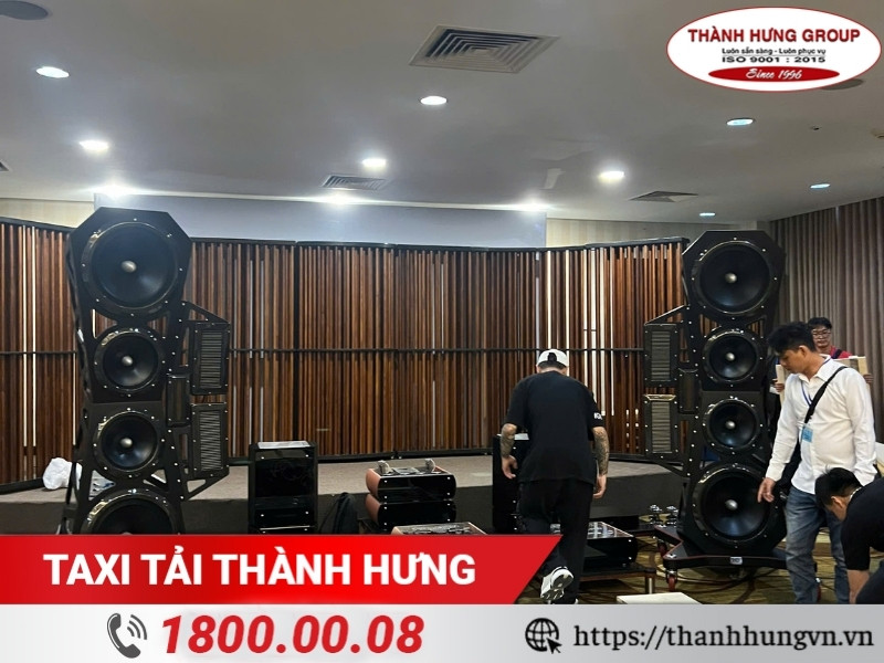 Hệ thống loa có giá trị hàng tỷ đồng cần vận chuyển.