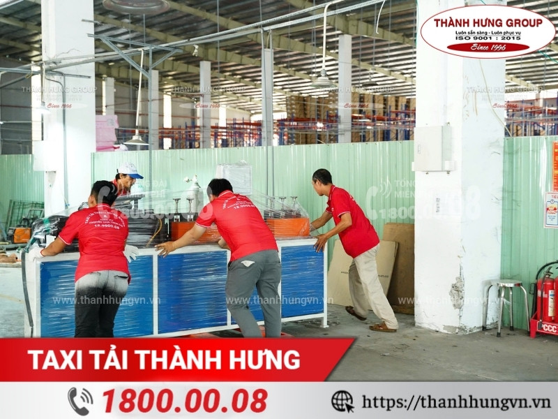 Hình ảnh nhân viên dùng xe đẩy để di chuyển máy móc