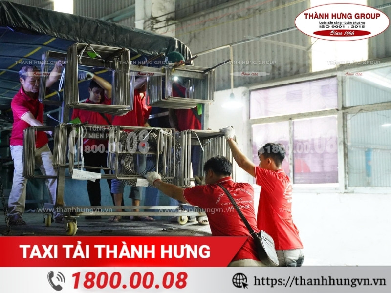 Hình ảnh nhân viên khuân vác đồ đạc, máy móc lên xe tải