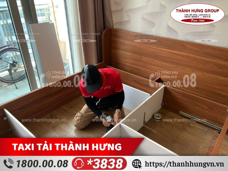 Hình ảnh nhân viên Thành Hưng đang tiến hành tháo lắp giường để vận chuyển