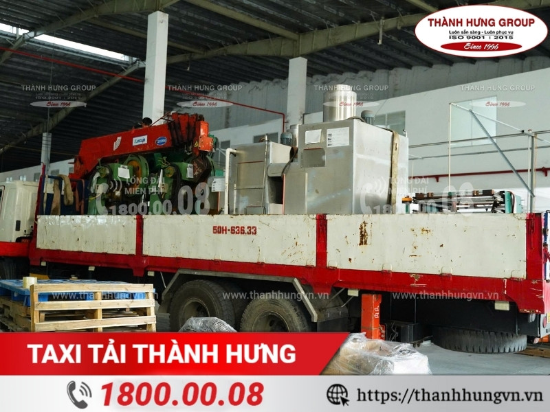 Hình ảnh xe cẩu di dời máy móc công nghiệp