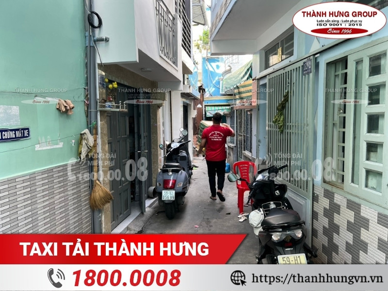 Hỗ trợ đóng gói và bốc xếp trong ngõ sâu hẻm nhỏ.