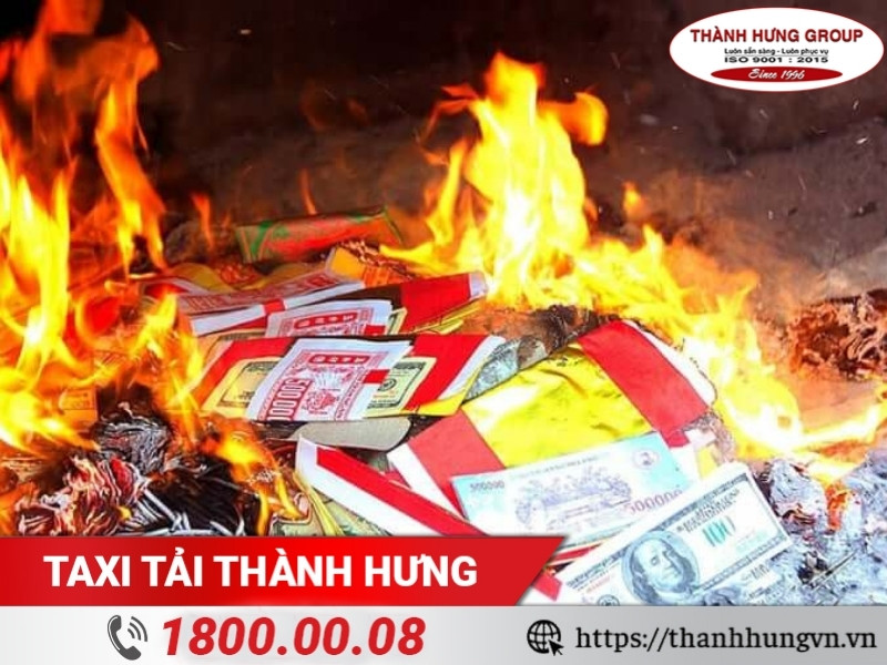 Hoàn tất lễ khấn, gia chủ hóa vàng mã và dọn dẹp đồ đạc.