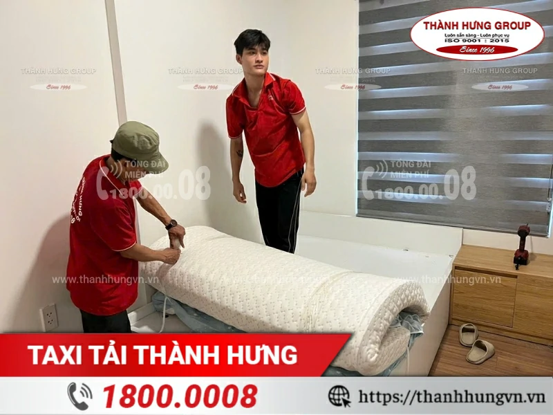 Nhân viên Thành Hưng tiến hành thu dọn nệm