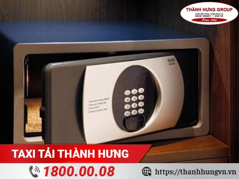 Két sắt trong tủ quần áo.